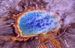 Oerbacteriën zoals Methanosarcina zijn voor het eerst gevonden in vulkanische warmwaterbronnen, zoals deze bron in Yellowstone National Park. De bacteriën kunnen extreme omstandigheden overleven. Bron: Wikimedia Commons/Jim Peaco