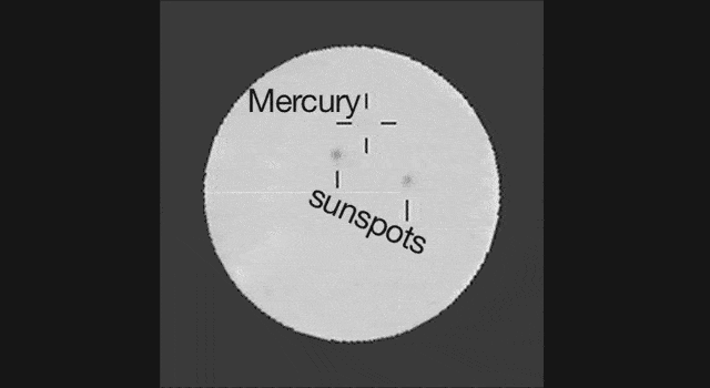 Mercurius beweegt voor de zon. Bron: NASA/JPL-Caltech/MSSS/Texas A&M