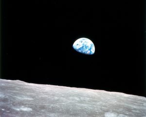 Het uitzicht op aarde, gezien vanaf de maan. Deze beroemde foto is in 1968 gemaakt door astronaut Bill Anders, een van de bemanningsleden van de Apollo 8.  Bron: Nasa