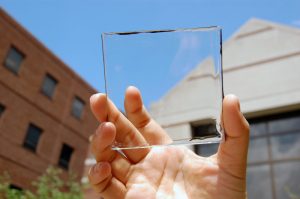 Een van de onderzoekers toont de geheel transparante zonnecel.  Bron: Yimu Zhao 