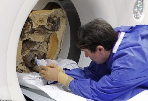 De mummie zit verstopt in een kostbaar beeld.  Bron: Jan van Esch