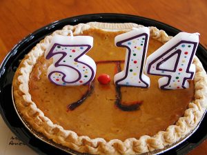 Op 14 maart viert men internationaal 'pie day', waarop mensen de cirkelconstante eren met smakelijke taarten.