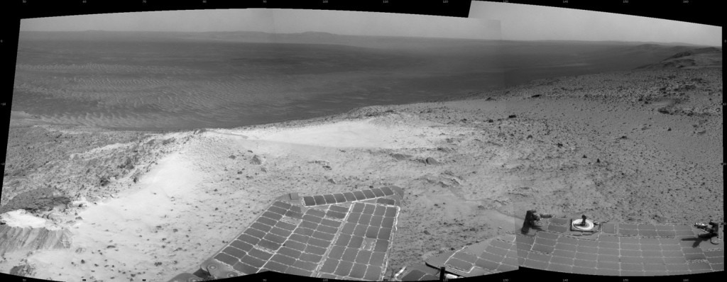 Het uitzicht van marsrover Opportunity, vanaf de westelijke kraterrand van de Endeavour-krater. De rover bevindt zich 135 meter hoger dan het platte landschap dat de krater omringt.  Bron: NASA/JPL-Caltech