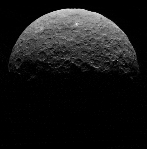 De lichte vlekken van Ceres komen rechts in beeld. Bron: Nasa