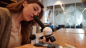 Redactiestagiair Karlijn Klei keek tijdens haar master Biological Sciences een jaar geleden nog door een microscoop. Zij was daarmee de enige die dat sinds de middelbare school nog weleens had gedaan. 