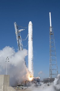 De Falcon 9 bij de lancering. Foto: NASA/Tony Gray and Kevin O'Connell