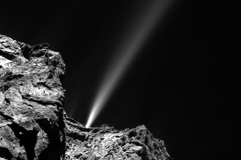 Een straal van gas en stof op 29 juli, terwijl de komeet warmer werd op weg naar haar perihelium. (Beeld: ESA/Rosetta/MPS for OSIRIS Team MPS/UPD/LAM/IAA/SSO/INTA/UPM/DASP/IDA)