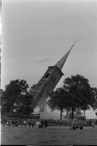 19 augustus 1968: de hervormde kerk van het West-Friese dorp Barsingerhorn gaat tegen de vlakte. Sinds de jaren zestig ondergaan veel kerken hetzelfde lot. Bron: ANP