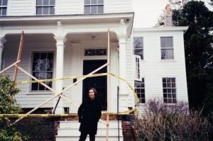 Amanda Gefter voor het huis van Einstein in Princeton. Bron: Warren Gefter/Amanda Gefter