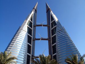 Het Bahrain WTC heeft drie bruggen met windturbines. 