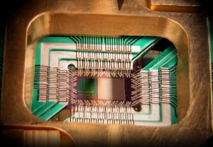 De D-Wave chip met daarin 128 qubits - een enorme doorbraak. Althans: als de claims van de fabrikant kloppen.
