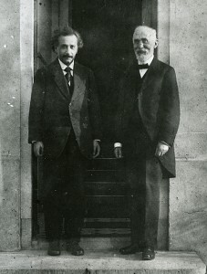 Nadat hij in 1912 zijn leerstoel in Leiden opgaf, hoopte Lorentz dat Einstein hem wilde opvolgen. Omdat Einstein al en positie in Zürich had aanvaard, werd dit echter Paul Ehrenfest die in 1921 bovenstaande foto nam. Bron: Museum Boerhaave