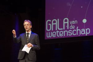 Ook Robbert Dijkgraaf spreekt tijdens het Gala van de Wetenschap. Foto: Bob Bronshoff