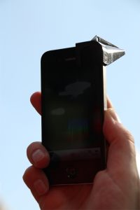 Richt je smartphone op de blauwe lucht voor de iSpex-meting. Bron: iSpex.nl