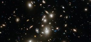 In deze Hubble Deep Field-foto, genomen door ruimtetelescoop Hubble, kijk je bijna 13 miljard lichtjaar de ruimte in
