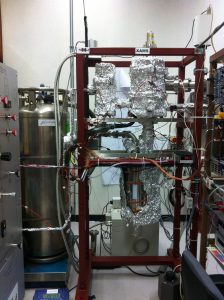 Op Nikhef huist ook dit bijzondere, compleet werkende, schaalmodel van de Xenon1T-detector, de krachtigste donkere materie detector ter wereld