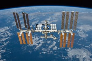 Het international Space Station waar de astronauten de komende tijd zullen verblijven Foto: Wikimedia