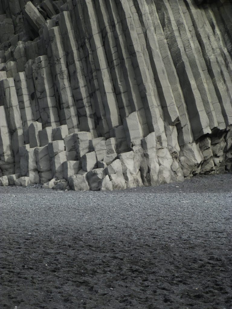 In IJsland wordt het basaltgesteente soms gestapeld alsof het langgerekte legoblokjes betreft. Dat gesteente wordt afgezet door lavastromen, en is bijzonder interessant voor planeetonderzoek. Basaltgesteente is namelijk de voornaamste steensoort waaruit rotsachtige planeten zoals Mars zijn opgebouwd.