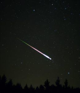 Een heldere meteoor tijdens de meteorenzwerm Leoniden in november 2009. Foto: Ed Sweeney, Santa Cruz, USA (Wikipedia).