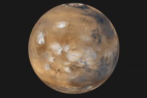 Op de droge planeet zijn enkele wolken gespot door de Mars Global Surveyor. Foto: NASA/JPL/MSSS