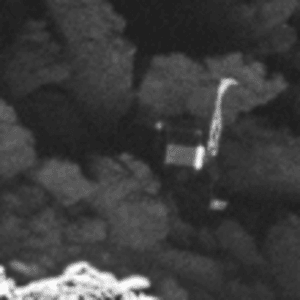 Close-up van Philae die met één poot omhoog geland is. Beeld: ESA/Rosetta/MPS for OSIRIS Team MPS/UPD/LAM/IAA/SSO/INTA/UPM/DASP/IDA.
