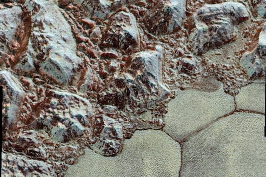 In het al-Idrisi gebied drijven kilometers grote ijsrotsen op stikstof. Afbeelding: NASA/JHUAPL/SwRI