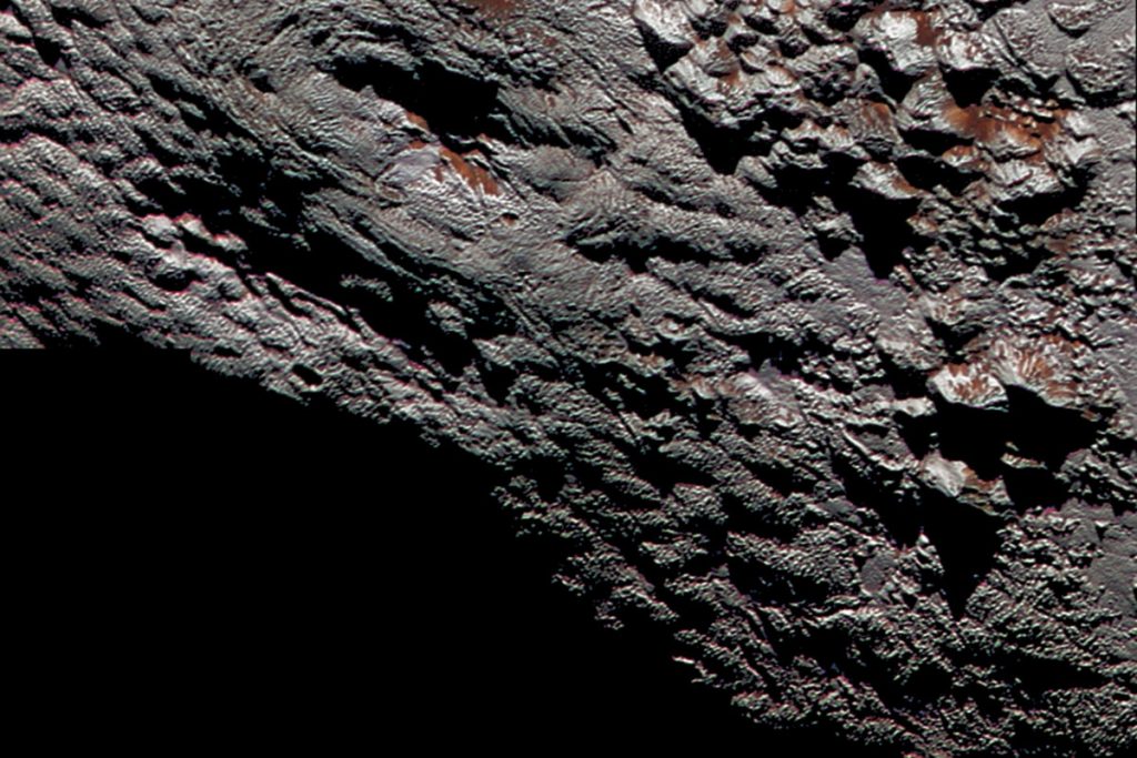 Wright Mons ligt op deze foto net iets links van het midden. Afbeelding: NASA/JHUAPL/SwR
