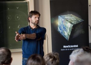 Leo Kouwenhoven legt aan lezers van New Scientist uit hoe een quantumcomputer werkt. Foto: Aschwin Tenfelde