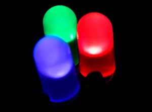De groene en rode led bestonden al langer, maar tot het Nobelprijswinnende onderzoek van Akasaki, Amano en Nakamura, bleken blauwe leds bijzonder lastig te maken. De drie kleuren samen kunnen worden gebruikt om wit ledlicht te produceren. 