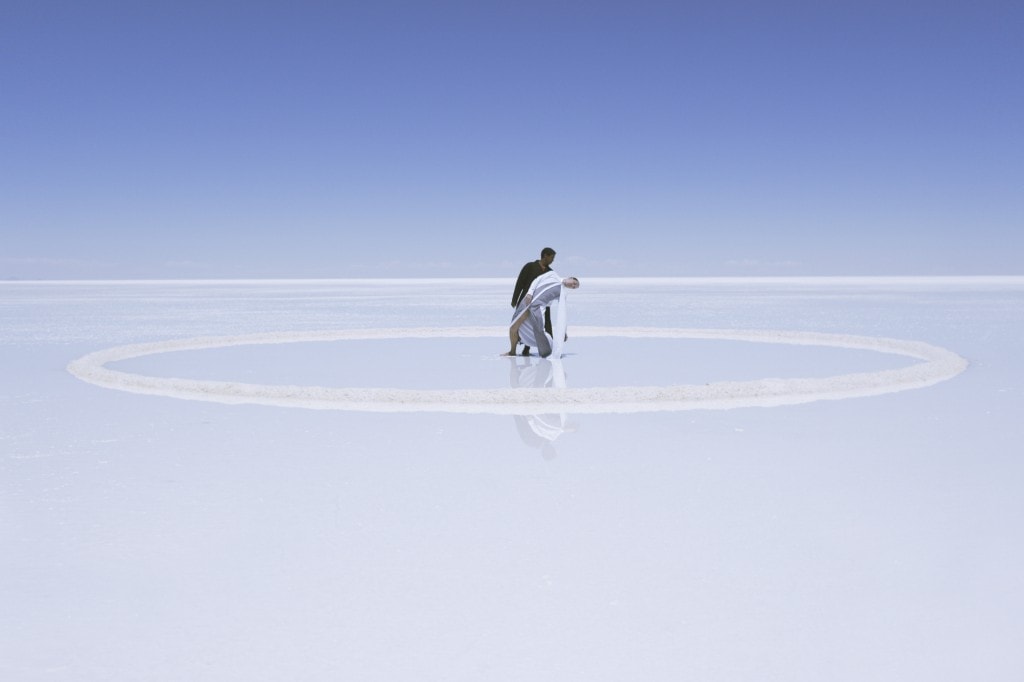 Een aantal sleutelscènes van Symmetry spelen zich af op betoverend mooie zoutvlaktes in Bolivia. 