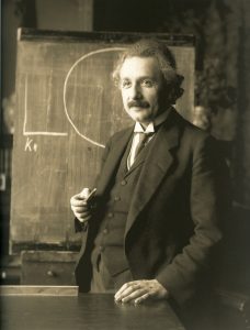 Theorie WIKI Einstein_1921_by_F_Schmutzer