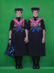 Voor de expositie Double Dutch zijn tweelingen van 3 tot 93 jaar geportretteerd. Foto: Monique Eller en Bodine Koopmans.