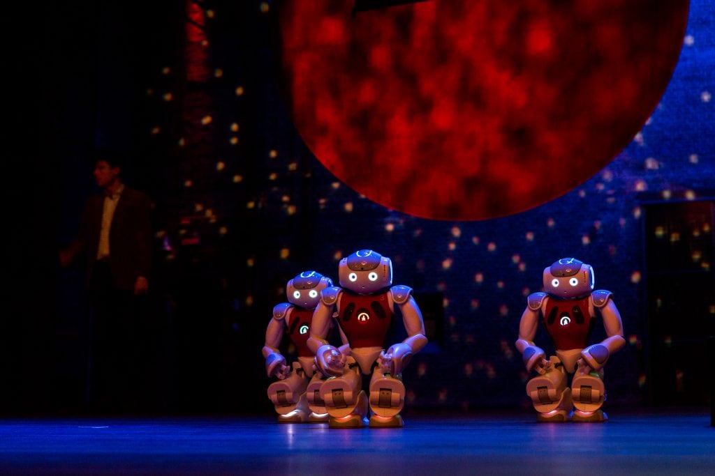 Aaibare robots voeren een dans op. Foto: Daniël Rommens