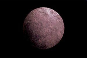 Dwergplaneet 2017 OR10 is rood van kleur, waarschijnlijk door methaanijs. Afbeelding: Nasa