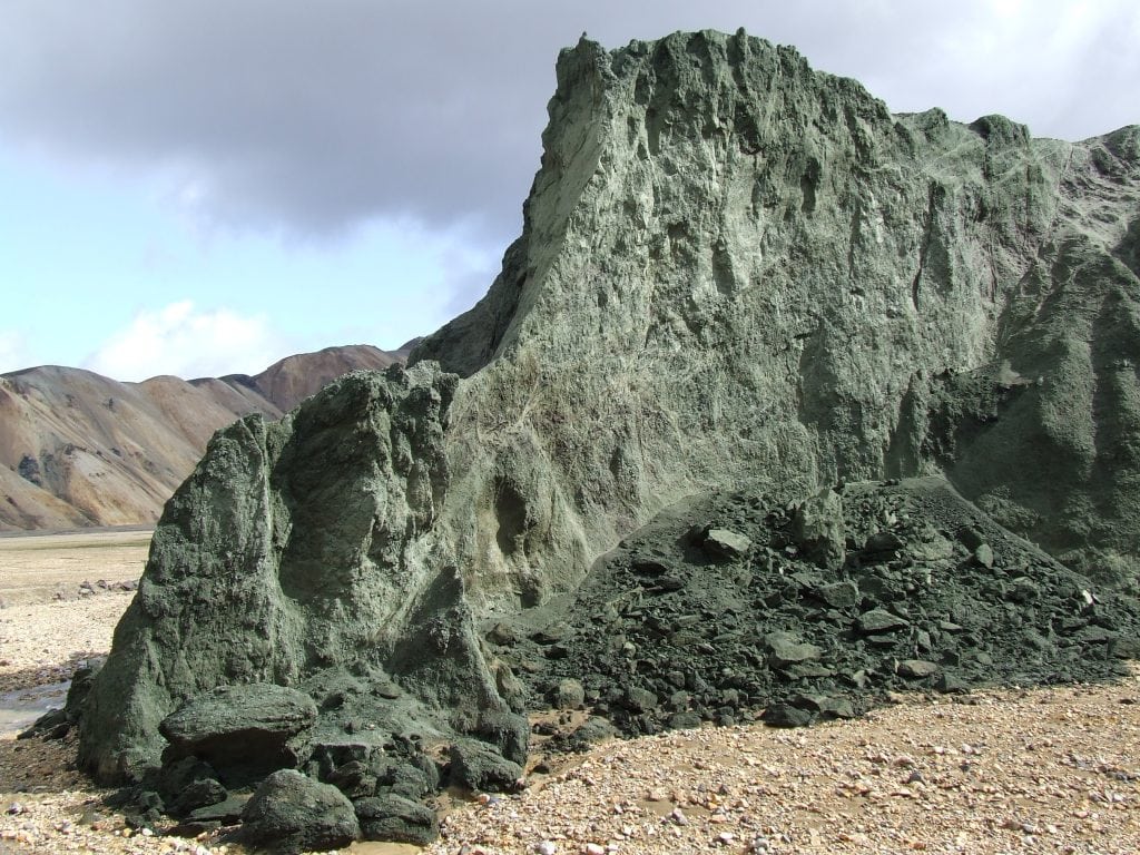 Deze groene bergen liggen bezaaid met vulkanisch glas. Dergelijk glas ontstaat dankzij vulkaanuitbarstingen onder gletsjers. Iets voorbij deze berg, verzamelde geoloog Sebastiaan de Vet materiaal voor zijn onderzoek naar het wegwaaien van vulkanisch glas op Mars.