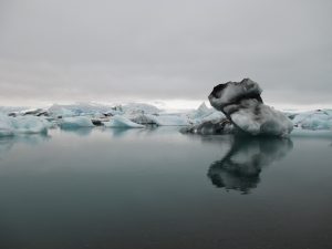 In dit meer vol gletsjersmeltwater dobberen ijsbergen rond als badeendje. De verschillende soorten ijs zorgen voor een kille kleurenpracht die je normaal alleen rond de polen tegenkomt. 
