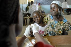 Malaria wordt bestreden met grote screenings. Foto: US Army Africa