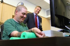 Ian Burkhart wist met behulp van een hersenimplantaat zijn arm weer te bewegen. Credit: Ohio State University