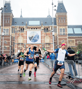 Deelnemers aan de marathon van Amsterdam vulden vragen in voor het onderzoek van de HvA. Foto: ANP