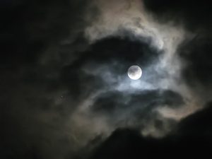 De combinatie van een heldere maan en veel bewolking kan roet in het eten gooien als je vallende sterren wil spotten. Bron: Pixabay/Creative Commons.