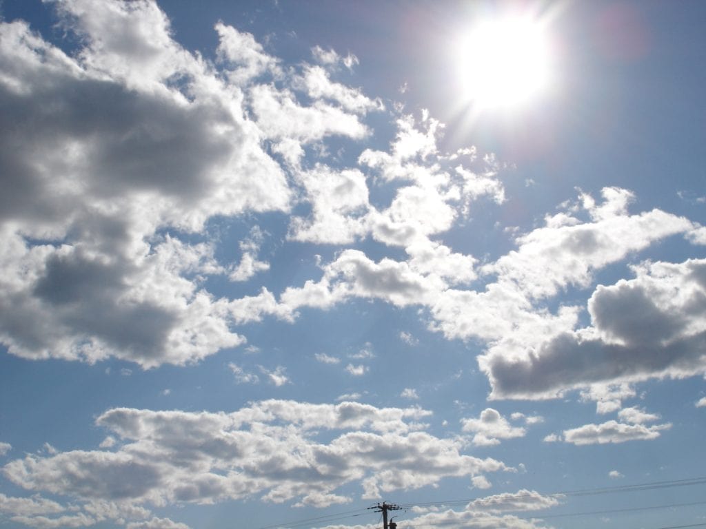Dikke druppels houden zonlicht tegen en zorgen dat een wolk er grijs uit ziet. Foto: Robert Meeks