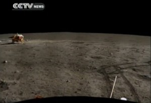 Links is maanlander Chang'e te zien. Rechts staan de sporen van Yutu in de maanbodem. 
