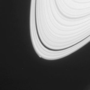 Het maantje van Saturnus vormde een heldere plek in de foto’s van Cassini. Bron: Nasa/Cassini