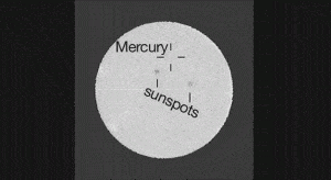 Mercurius beweegt voor de zon. Bron: NASA/JPL-Caltech/MSSS/Texas A&M