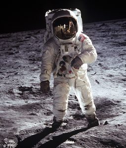 Astronaut Buzz Aldrin had geen handig ruimtepak om een sprintje in te trekken. Bron: Nasa