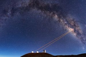 Het Keck Observatorium in Hawaii bestudeert het centrum van de Melkweg. Bron: Ethan Tweedie