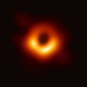 De eerste afbeelding van een zwart gat. Beeld: Wikimedia/Event Horizon Telescope/CC-BY-4.0