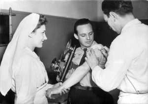 Inenting tegen pokken in ziekenhuis in Parijs, 31 maart 1947.