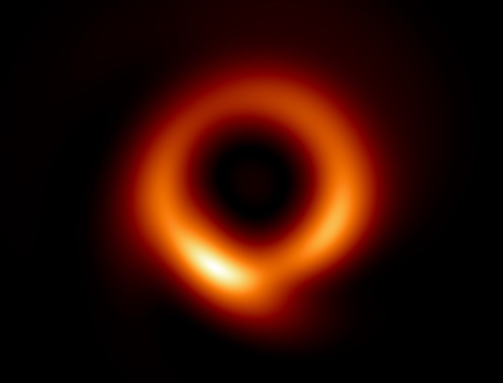 Размытый пончик с огненным кольцом на более четком изображении черной дыры.