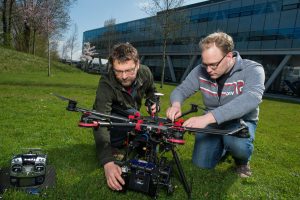 Jaap van de Loosdrecht (links) zou met zijn drone vol speciale camera’s graag meer in de buitenlucht willen experimenteren. Foto: Mats van Soolingen